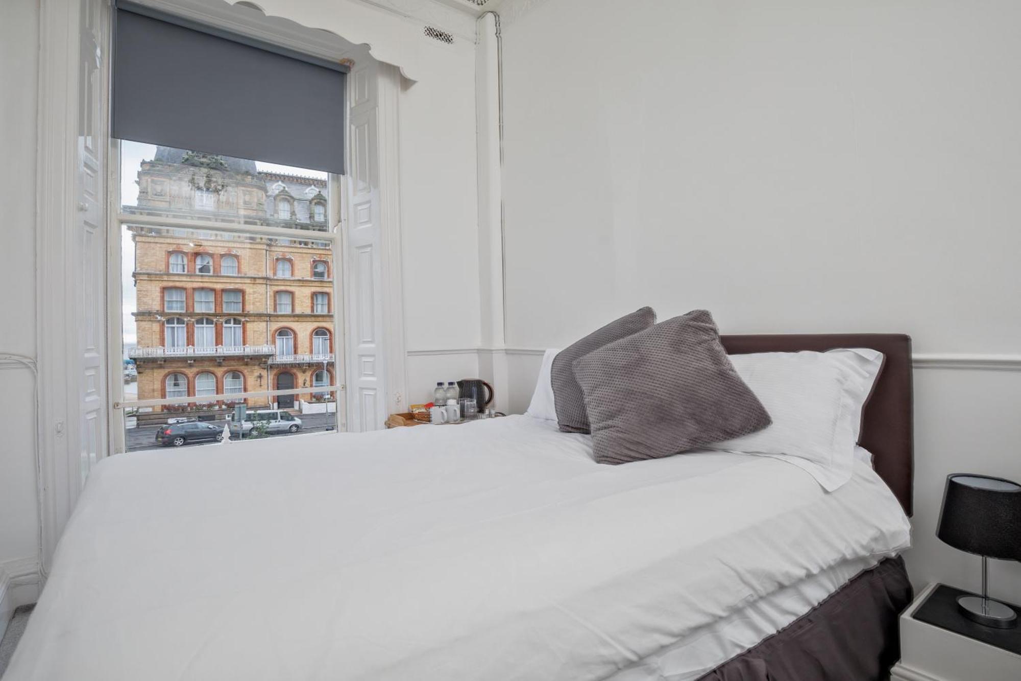 Serenity Guest House Скарбъро Екстериор снимка